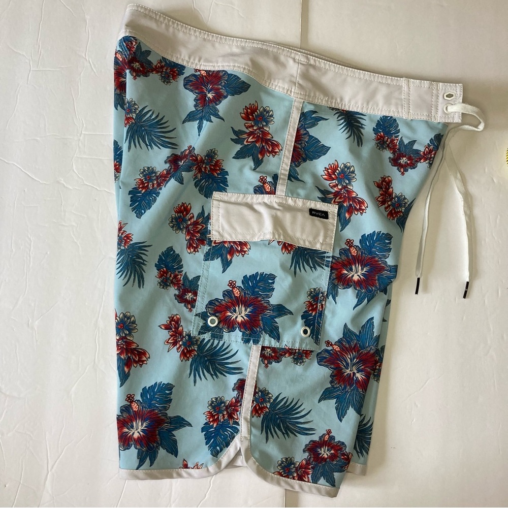 RVCA / Board shorts with a tropical floral print - Picture 9 of 10